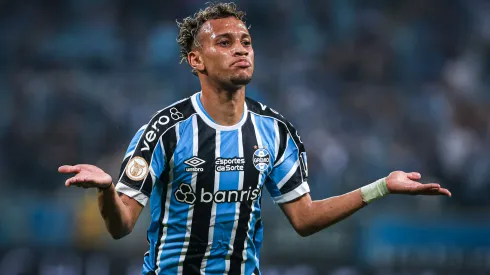 Bitello jogador do Gremio comemora seu gol durante partida contra o Internacional no estadio Arena do Gremio pelo campeonato BRASILEIRO A 2023. Retorno do meia foi cotado. Foto: Maxi Franzoi/AGIF
