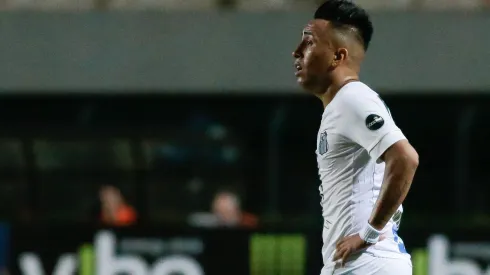 Cueva tem uma passagem rápida pela Vila Belmiro