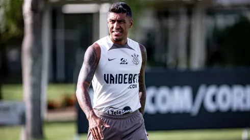 Paulinho jogador do Corinthians durante treino no Centro de Treinamento CT Joaquim Grava. Torcida tomou postura envolvendo o volante. Foto: Leonardo Lima/AGIF
