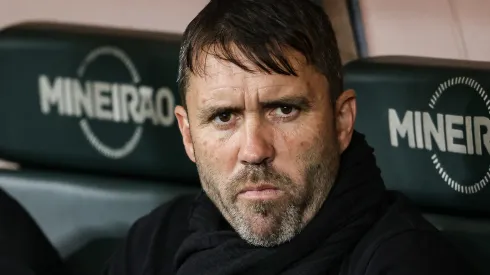 Eduardo Coudet tecnico do Atletico-MG durante partida contra o Red Bull Brasil no estadio Mineirao pelo campeonato BRASILEIRO A 2023. Treinador pode perder um jogador. Foto: Gilson Junio/AGIF
