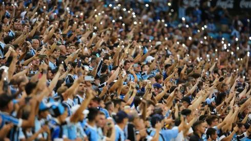 Foto: (Pedro H. Tesch/AGIF) – A torcida do Grêmio não está satisfeita com os valores cobrados nos ingressos para partidas da Série B
