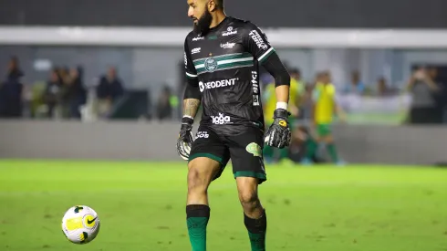 Foto: (Fernanda Luz/AGIF) – Alex Muralha deve recuperar sua vaga entre os titulares do Coritiba diante do Red Bull Bragantino
