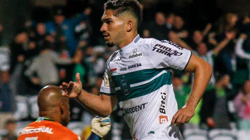 Foto: (Gabriel Machado/AGIF) – O Coritiba busca soluções no mercado sul-americano para suprir a ausência de Andrey, desfalque por lesão pelo restante da temporada
