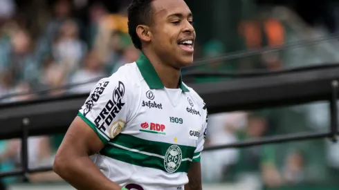 Foto: (Robson Mafra/AGIF) – Igor Paixão é a grande esperança de gols do Coritiba para o clássico contra o Athletico
