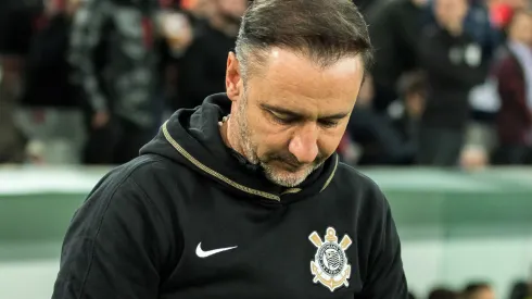 Foto: (Robson Mafra/AGIF) – Vítor Pereira está preocupado com a questão disciplinar e o equilíbrio emocional dos jogadores do Corinthians
