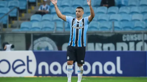 Foto: (Pedro H. Tesch/AGIF) – Diego Souza se irritou após sofrer uma entrada nas costas durante a vitória do Grêmio nesta terça (28)
