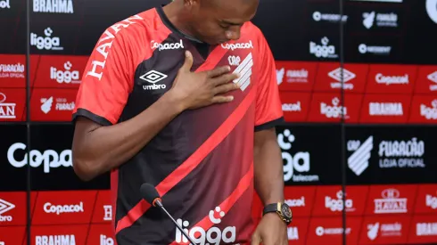 Foto: (José Tramontin/athletico.com.br) - Fernandinho durante sua apresentação oficial no Athletico nesta segunda (27)