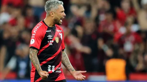 Foto: (Heuler Andrey/Getty Images) – Marlos ainda não deslanchou com a camisa do Athletico devido às frequentes lesões
