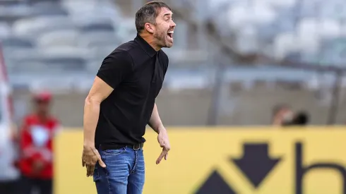 Eduardo Coudet pode ter desfalques para a estreia da Sul-Americana - Foto: Gilson Lobo/AGIF