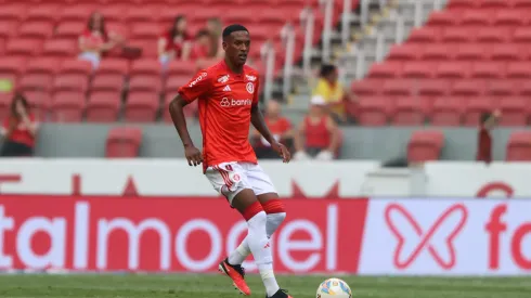 Foto: Ricardo Duarte/Internacional – Robert Renan durante partida pelo Internacional no Campeonato Gaúcho de 2024.
