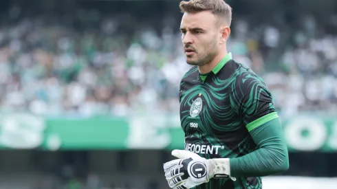 Gabriel Vasconcellos com a camisa do Coritiba durante partida contra o Coritiba no Campeonato Brasileiro de 2023.