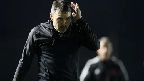 Eduardo Coudet ainda não sabe a formação ideal para a estreia do torneio - Foto: Jorge Rodrigues/AGIF