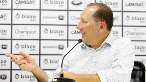 Foto: Vitor Silva/Botafogo – John Textor durante entrevista coletiva no Botafogo.
