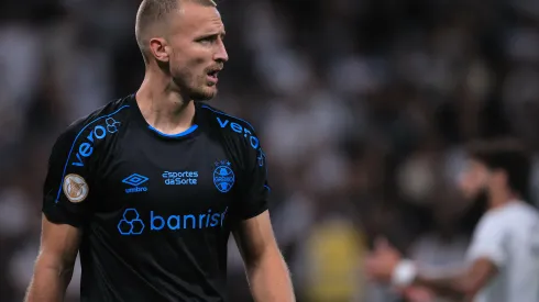 Rodrigo Ely jogador do Gremio durante partida contra o Corinthians no estadio Arena Corinthians pelo campeonato Brasileiro A 2023. Zagueiro é contestado pelos torcedores. Foto: Ettore Chiereguini/AGIF
