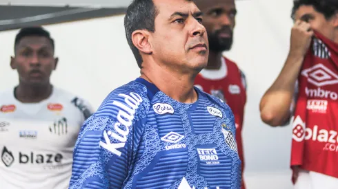 Fabio Carille tecnico do Santos durante execucao do hino nacional antes da partida contra o Palmeiras no estadio Vila Belmiro pelo campeonato Paulista 2024. Reinaldo Campos/AGIF
