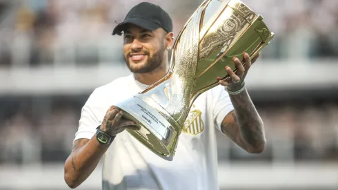 Neymar esteve presente na partida do Santos contra o Palmeiras.
