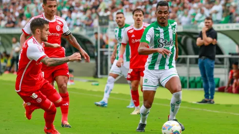 Caique jogador do Juventude durante partida contra o Internacional no estadio Alfredo Jaconi pelo campeonato Gaucho 2024. Atleta é cotado no Vasco. Foto: Luiz Erbes/AGIF