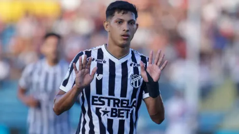 Erick Pulga, com a camisa do Ceará, durante confronto contra o Ferroviário no Campeonato Cearense de 2024.
