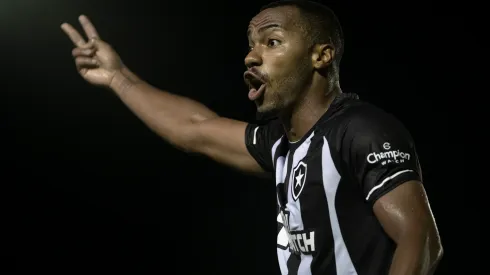 Marlon Freitas, alvo do Vasco, durante confronto contra o Nova Iguaçu no Campeonato Carioca de 2023.
