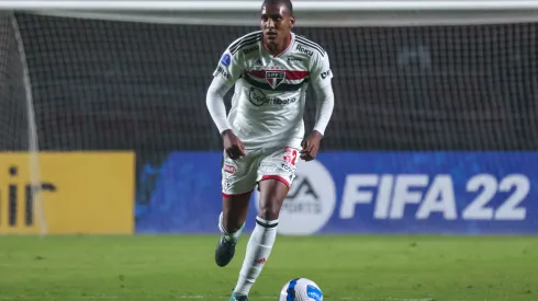 Luizão, hoje zagueiro do West Ham, com a camisa do São Paulo na Copa Sul-Americana de 2022.
