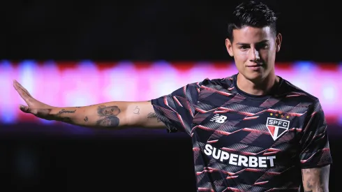 James Rodríguez durante aquecimento antes do confronto contra o Palmeiras no Campeonato Paulista de 2024.