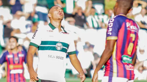 Igor Jesus atuando no Coritiba em 2019, hoje joga no Al Ahli