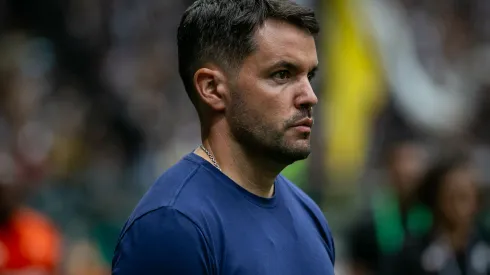 Larcamón, técnico do Cruzeiro, durante confronto contra o Atlético-MG na primeira partida da final do Campeonato Mineiro.
