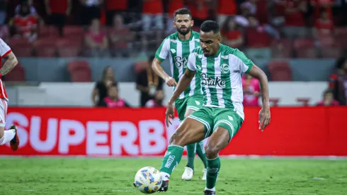 Caíque durante confronto contra o Internacional no Campeonato Gaúcho de 2024.