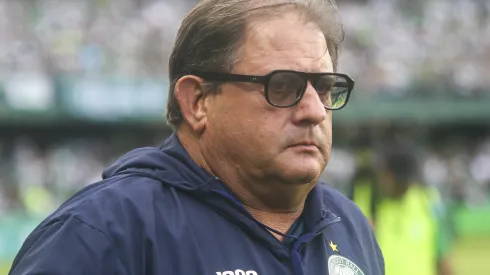 Guto Ferreira técnico do Coritiba durante partida contra o Athletico-PR no estadio Couto Pereira pelo campeonato Paranaense 2024.
