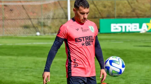 Foto: João Zebral / América – Martínez, com a camisa do América-MG, durante treinamento.
