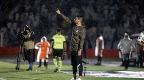 António Oliveira durante confronto contra o Botafogo-SP no Campeonato Paulista de 2024. 
