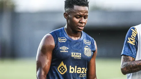 Cazares jogador do Santos durante treino no Centro de Treinamento CT Rei Pele. Notícia sobre o meia vazou nos bastidores. Foto: Reinaldo Campos/AGIF