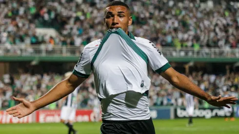 Igor Jesus com a camisa do Botafogo no Campeonato Brasileiro da Série B de 2019.
