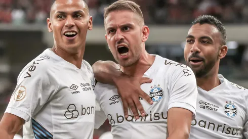 Bruno Uvini jogador do Grêmio comemora seu gol com jogadores do seu time durante partida contra o Athletico-PR no estádio Arena da Baixada pelo campeonato BRASILEIRO A 2023. Uvini está de saída. Foto: Robson Mafra/AGIF
