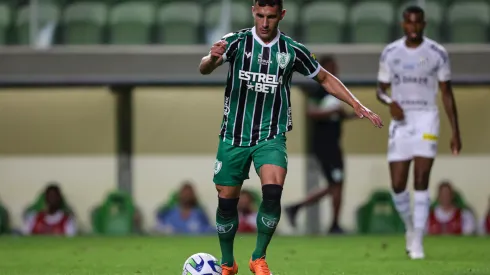 Martínez, com a camisa do América-MG, durante confronto contra o Santos no Campeonato Brasileiro de 2023.
