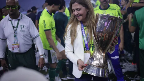 Leila Pereira presidente do Palmeiras levanta a taca de campeao durante cerimonia de premiacao ao final da partida contra o Santos no estadio Arena Allianz Parque pela decisao do campeonato Paulista 2024. Ettore Chiereguini/AGIF
