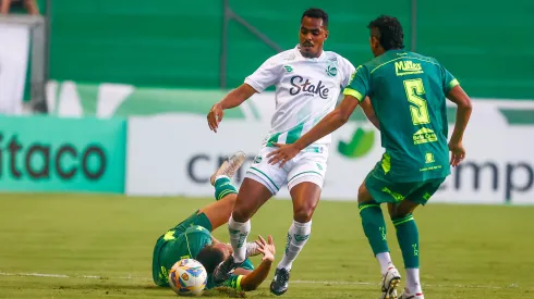 Caique jogador do Juventude durante partida contra o Avenida no estadio Alfredo Jaconi pelo campeonato Gaucho 2024. Volante deve fechar com o Vasco. Foto: Luiz Erbes/AGIF