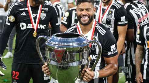 Hulk Jogador do Atletico levanta a taca e comemora o titulo mineiro ao final da  partida contra o Cruzeiro no estadio Mineirao pelo campeonato Mineiro 2024. Gilson Lobo/AGIF
