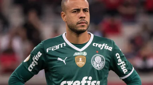 Mayke jogador do Palmeiras durante execucao do hino nacional antes da partida contra o Athletico-PR no estadio Arena da Baixada pelo campeonato Brasileiro A 2022. Titular sofreu nova lesão. Foto: Robson Mafra/AGIF
