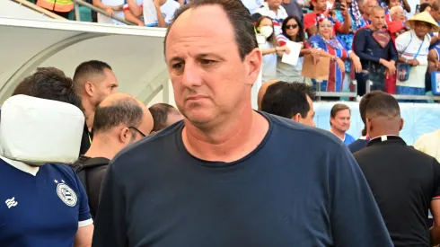 Rogério Ceni levou a pior em confronto técnico contra Leo Condé, do Vitória.