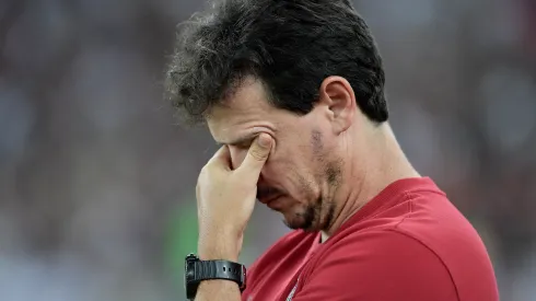 Fernando Diniz lamentando durante confronto contra o Colo-Colo na última terça-feira (9), pela Libertadores de 2024.
