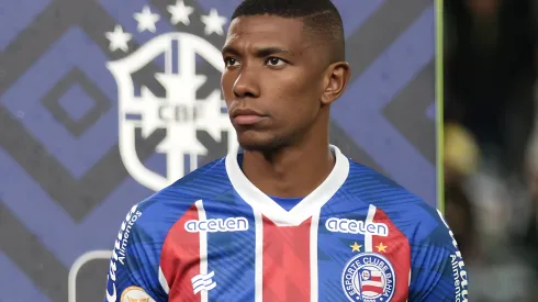 Kanu jogador do Bahia durante execução do hino nacional antes da partida contra o Coritiba no estádio Couto Pereira pelo campeonato Brasileiro A 2023. Atleta assumiu derrota dolorosa. Foto: Robson Mafra/AGIF
