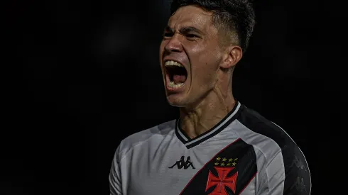 Galdames jogador do Vasco comemora seu gol durante partida contra o Agua Santa no estadio Sao Januario pelo campeonato Copa Do Brasil 2024. 
