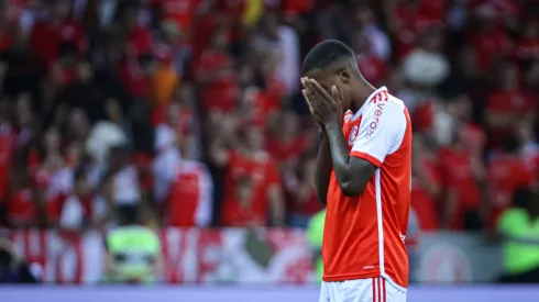 Robert Renan jogador do Internacional lamenta cobranca de penalti perdida em decisao durante partida contra o Juventude no estadio Beira-Rio pelo campeonato Gaucho 2024. Atleta está deixando o clube. Foto: Maxi Franzoi/AGIF
