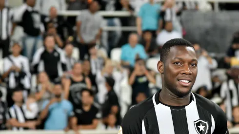 Patrick de Paula jogador do Botafogo durante partida contra o Ceilândia no estádio Engenhão pelo campeonato Copa do Brasil 2022. Meia está de volta aos jogos. Foto: Thiago Ribeiro/AGIF
