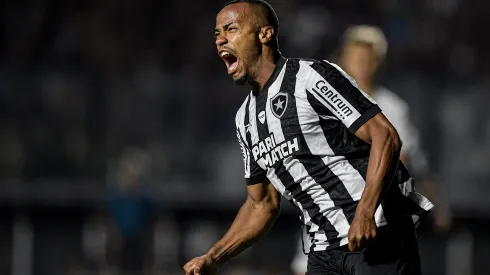 RJ - RIO DE JANEIRO - 09/11/2023 - BRASILEIRO A 2023, BOTAFOGO X GREMIO - Marlon Freitas jogador do Botafogo comemora seu gol durante partida contra o Gremio no estadio Sao Januario pelo campeonato Brasileiro A 2023. Foto: Thiago Ribeiro/AGIF