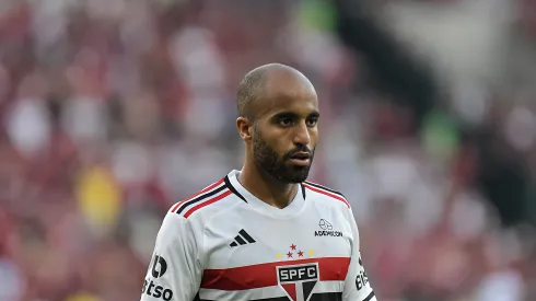 Lucas jogador do São Paulo durante partida contra o Flamengo no estádio Maracanã pelo campeonato Copa do Brasil 2023. Meia foi criticado por ex-jogador. Foto: Thiago Ribeiro/AGIF
