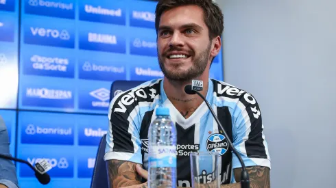 Nathan durante sua entrevista coletiva de apresentação no Grêmio em 2023.
