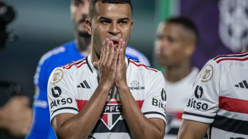 Alisson jogador do Sao Paulo durante partida contra o Goias no estadio Serrinha pelo campeonato Brasileiro A 2023. Meia vem sendo criticado. Foto: Isabela Azine/AGIF
