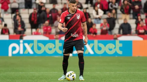 Hugo Moura durante confronto contra o Goiás no Campeonato Brasileiro de 2022.
